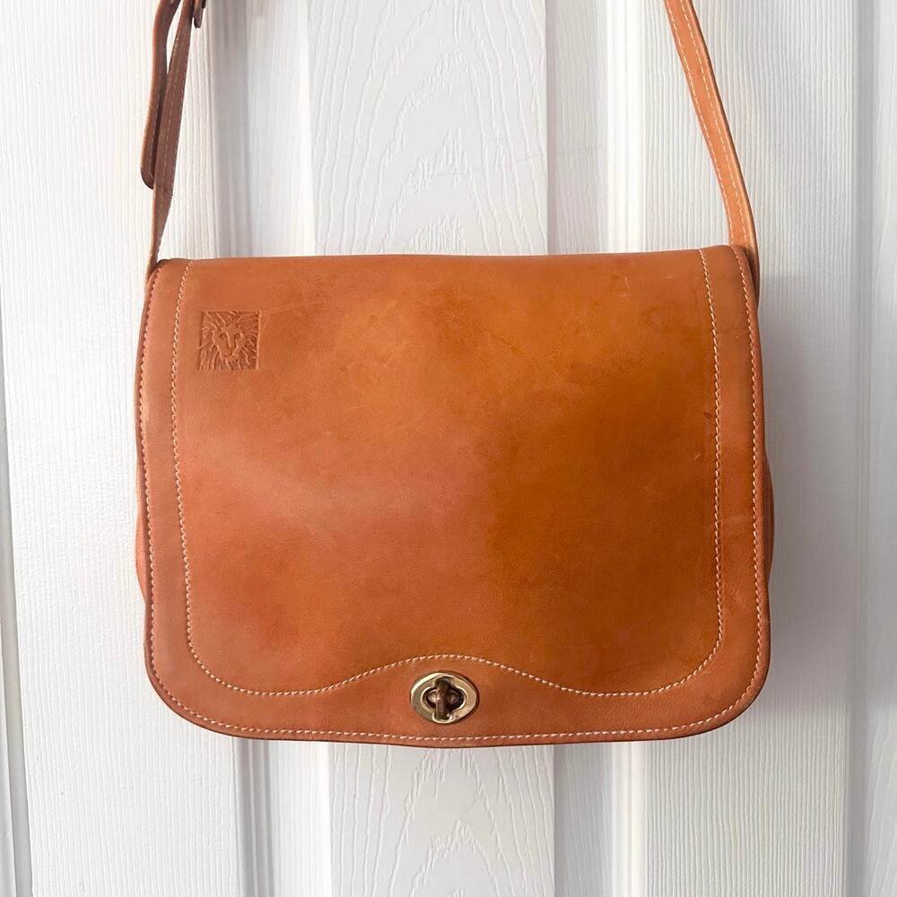 Anne Klein Tan Saddle Flap Over Turnlock Lion Embossed Shoulder Bag Vintage 80s - Picture 2 of 8